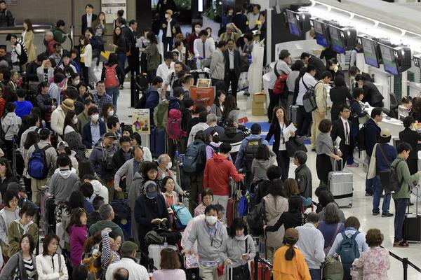 老友記創作者為主角都是白人流淚道歉
