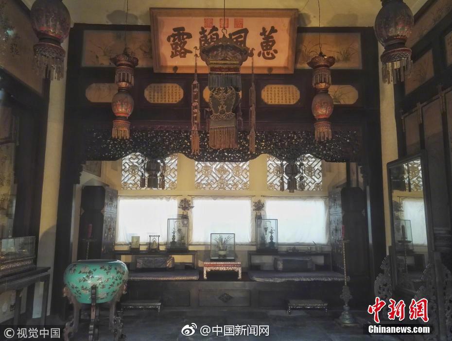 倪妮嘟嘴賣萌霸氣舉槍 和張震親密互動