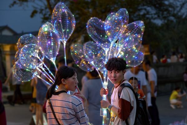 一警察深夜幫姑娘打車 聊天記錄暖爆了(圖)